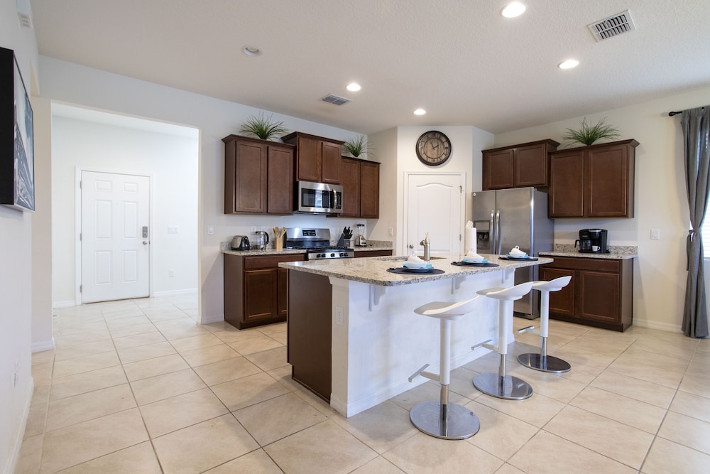 Gorgeous 5Bd w Pool & Jacuzzi @ Solterra Resort 6071 - photo 22