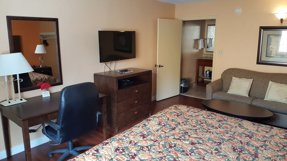 Camelot Inn - photo 8