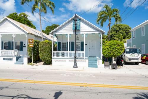 Just steps to Duval Sleeps 10 Heated Pool House — 4-Star Luxury Hotel in Key West, United States