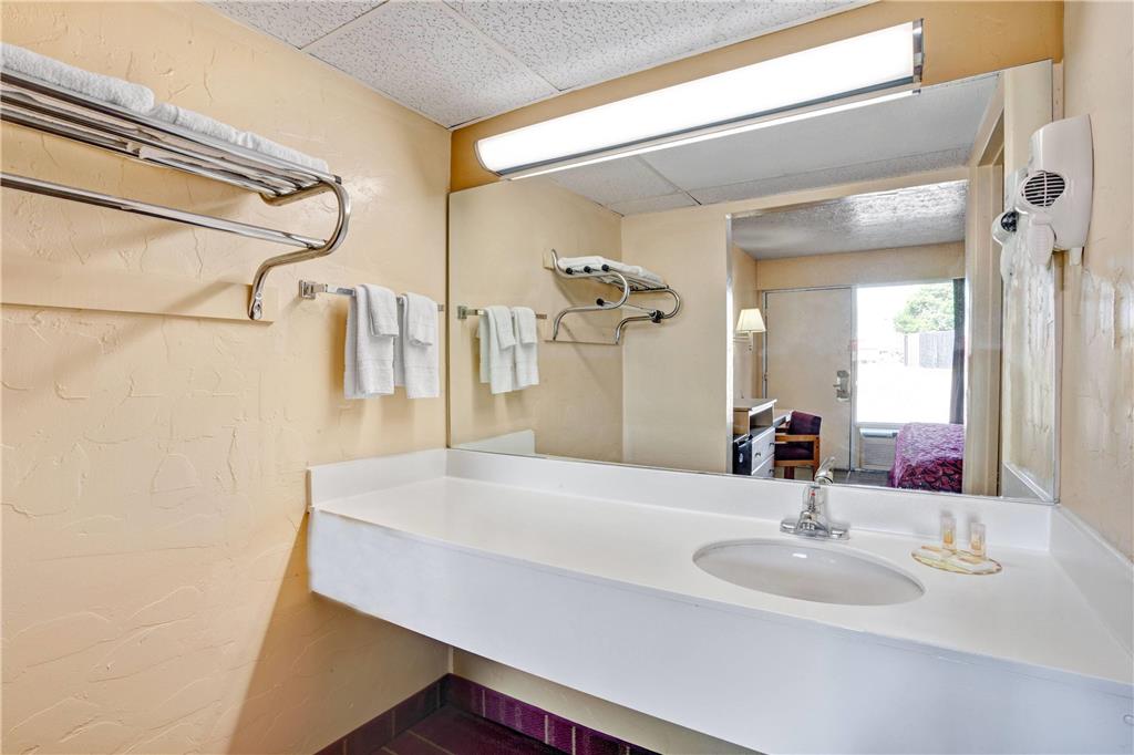 Days Inn by Wyndham Louisville Airport Fair and Expo Center - photo 8