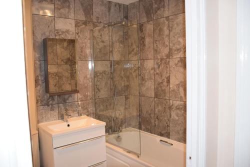 1 Bedroom Apartment Ponders End — 4-Star Luxury Hotel in London, United Kingdom
