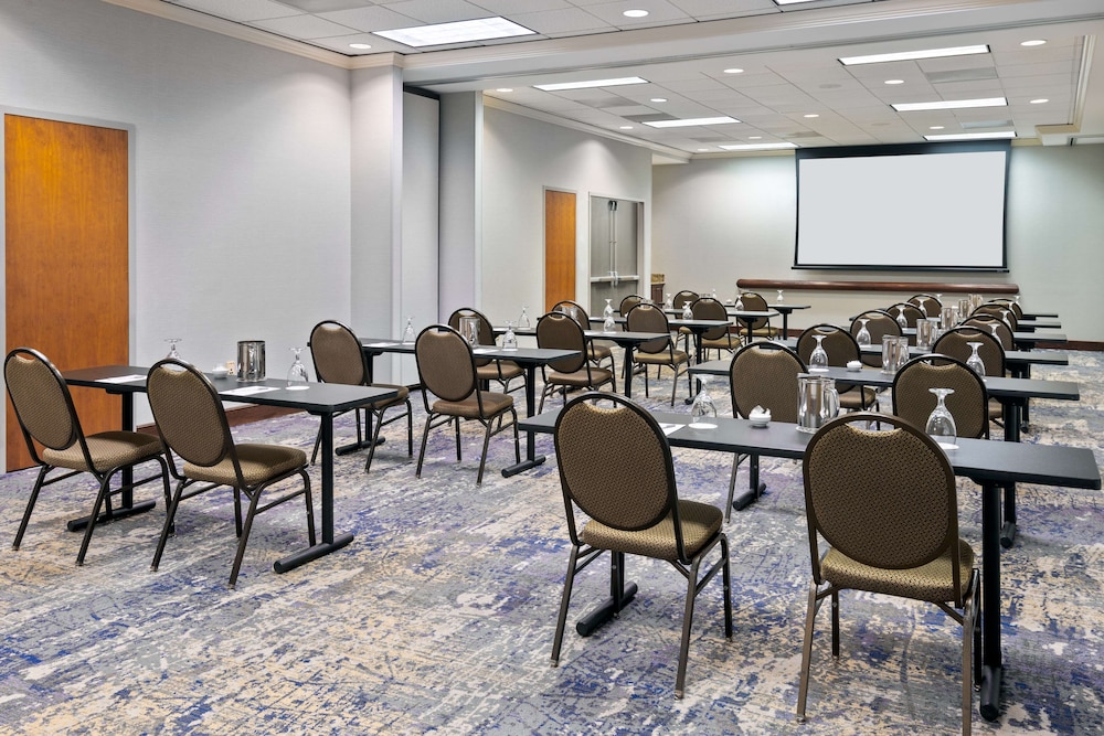 Hampton Inn & Suites Kansas City Country Club Plaza - photo 44