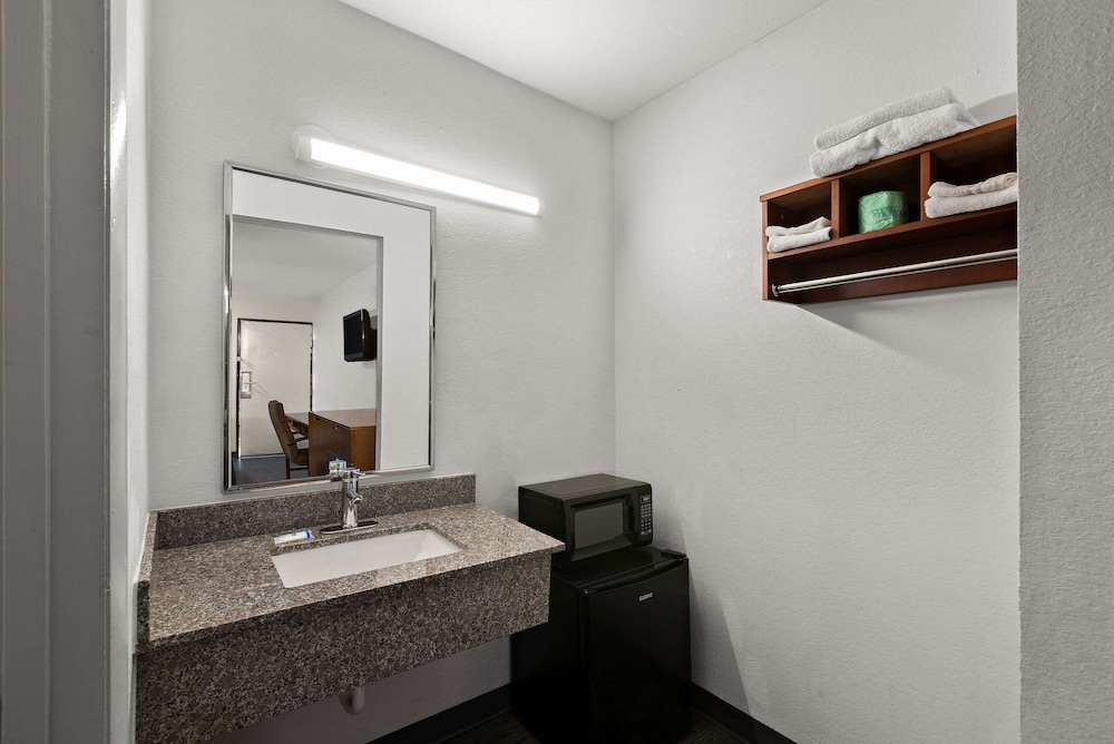 Econo Lodge Commerce - photo 24