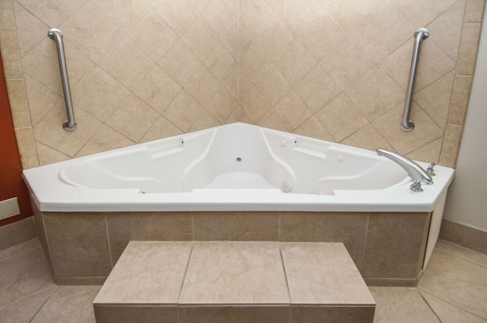 Hampton Inn & Suites Waxahachie - photo 21