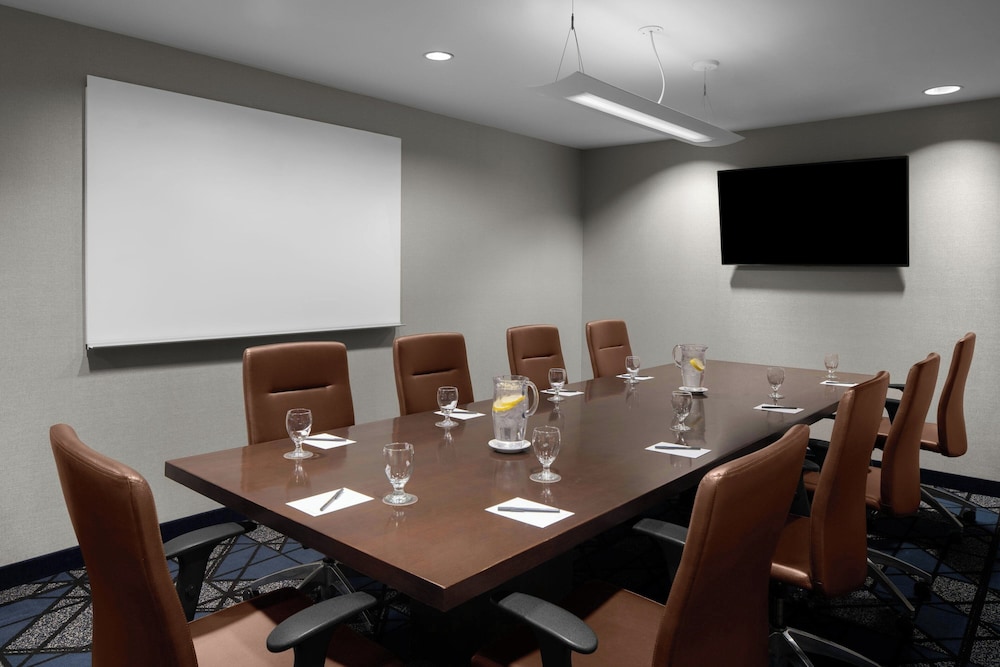 Courtyard by Marriott Los Angeles Burbank Airport - photo 31