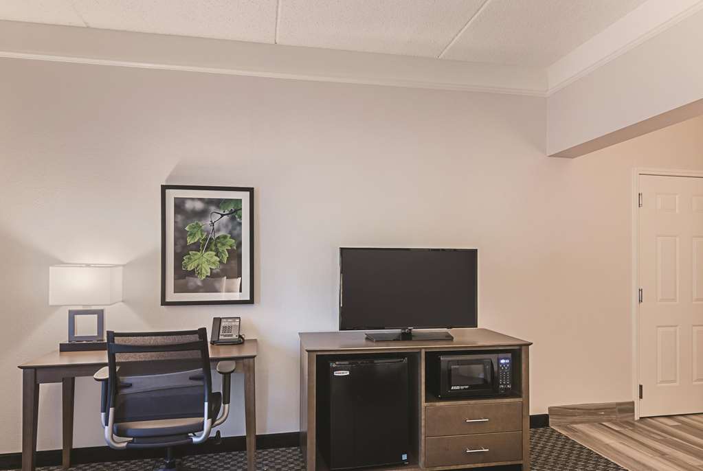 La Quinta Inn & Suites by Wyndham Orlando UCF - photo 17