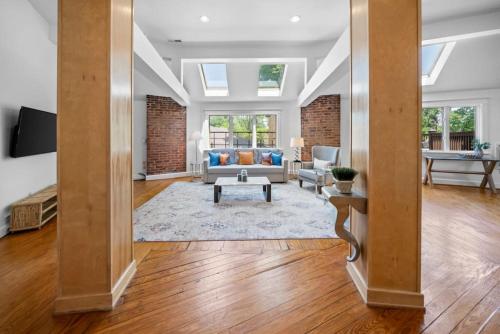 Hyde Park Penthouse with Private Patio — 4-Star Luxury Hotel in Cincinnati, United States