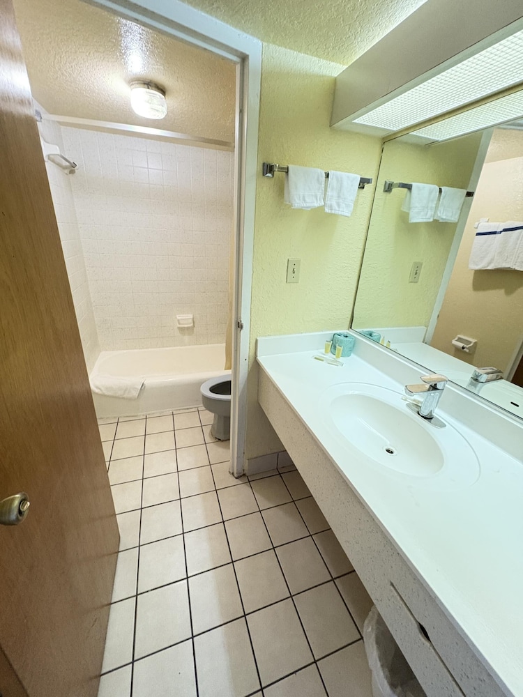 University Inn - photo 12