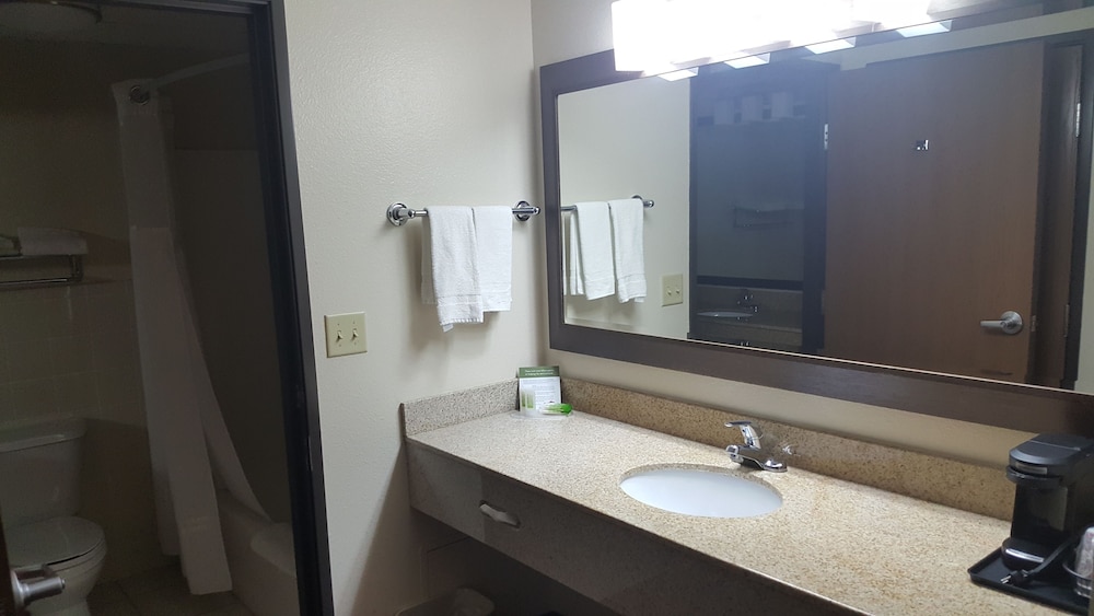 AmericInn by Wyndham Muscatine - photo 33