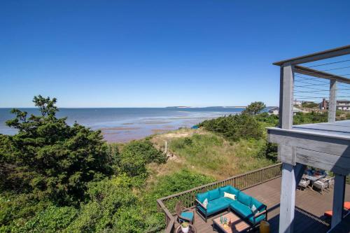 Unique waterfront home with stunning views — 4-Star Luxury Hotel in Wellfleet, United States