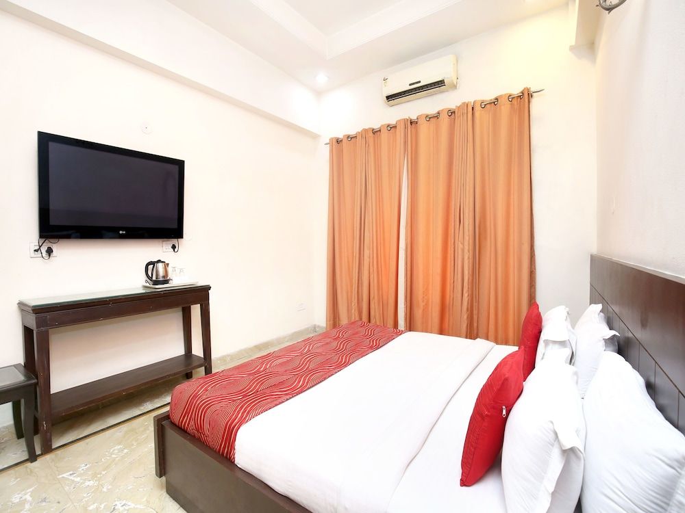 Capital O 15395 Hotel 42