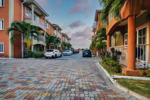 Townhouse Near AC Hotel Pool Kingston in Kingston, Jamaica