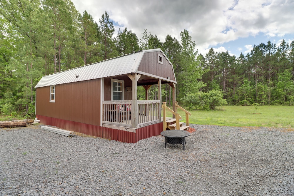 Tree lined Higden Retreat: Close to Parks Trails — hotel in Fairfield Bay