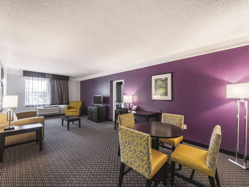 La Quinta Inn & Suites by Wyndham San Antonio Downtown - photo 31