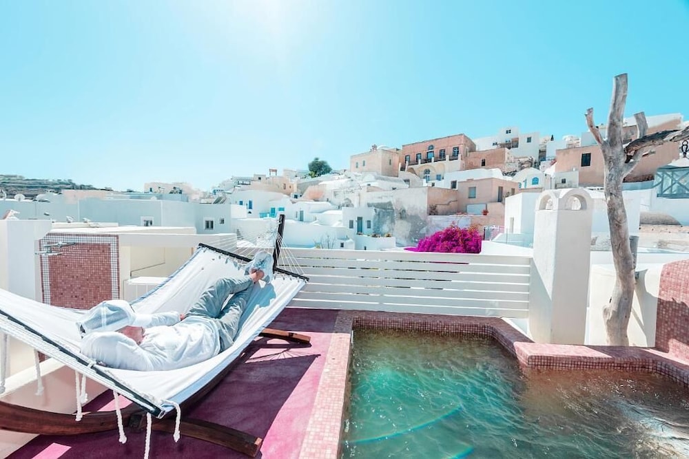 Luxury Villas Hariton — 4-Star Luxury Hotel in Fira, Greece