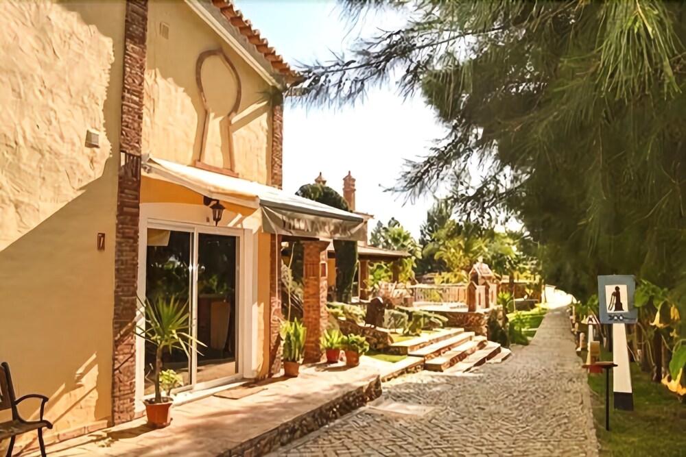 Villa Bora Bora — 4-Star Luxury Hotel in Pera, Portugal
