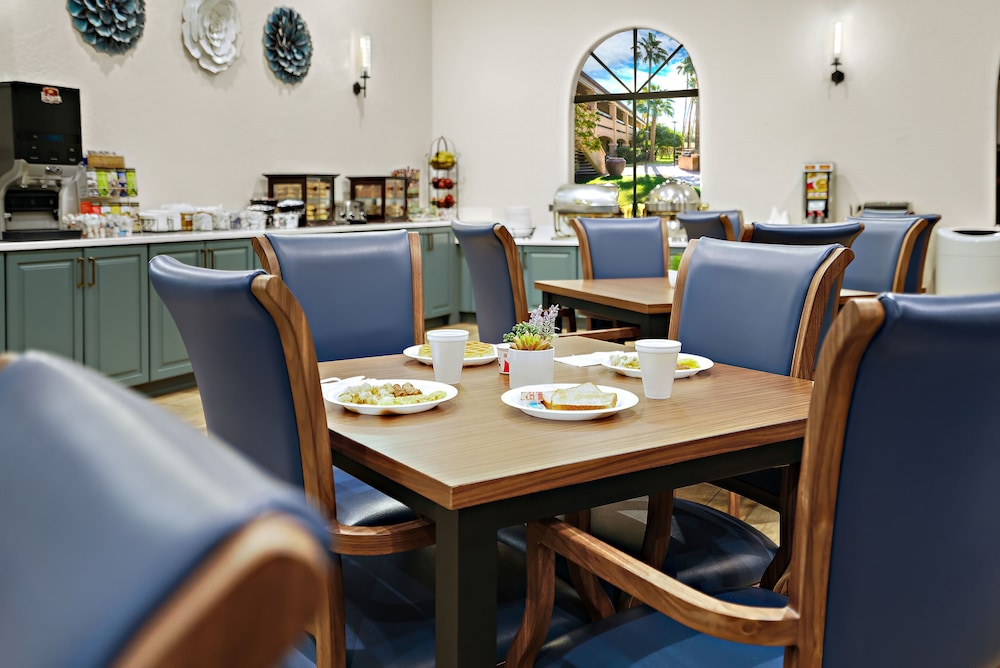 La Fuente Inn & Suites - photo 36
