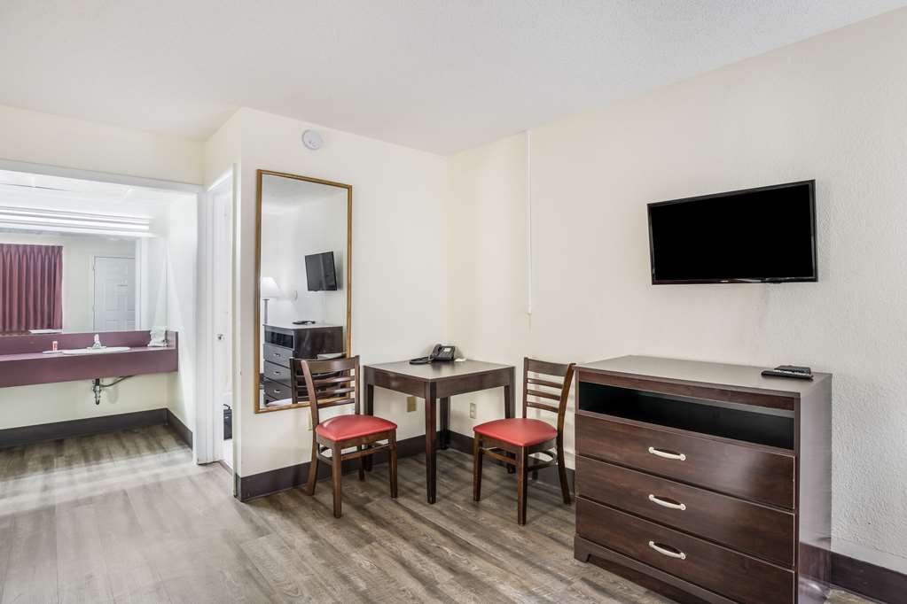 Econo Lodge Cameron - photo 17