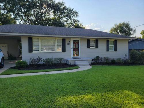 Houndstooth Hideaway 3BR 2BA Home 3mi to UA Campus — 4-Star Luxury Hotel in Northport, United States