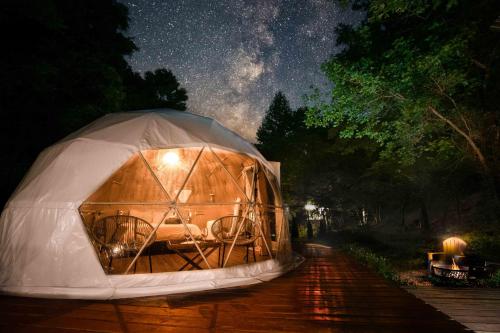 Solace glamping 2 - last minute hotel in Sevierville