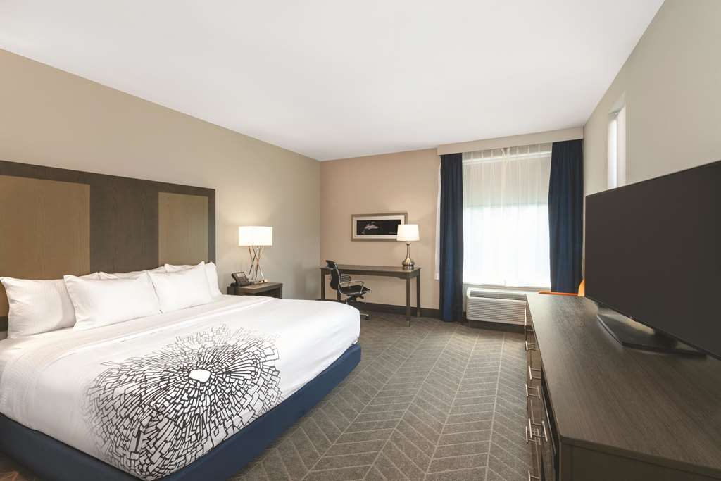 La Quinta Inn & Suites by Wyndham Opelika Auburn - photo 12