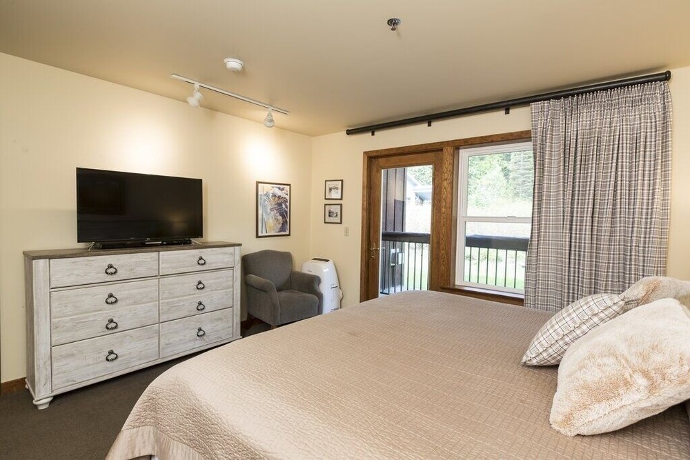 Kintla 202 Lock off 1 Br Hotel Room - carbon neutral hotel in Whitefish