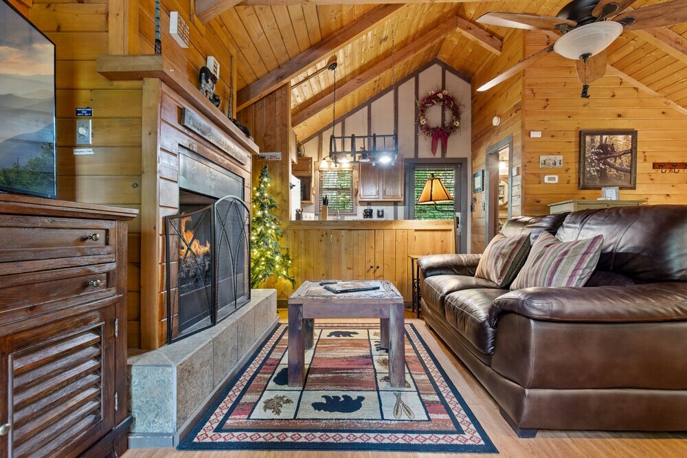 Secluded Cabin in the Woods Hot Tub Quiet Fireplace Honeymoon — 4-Star Luxury Hotel in Sevierville, United States