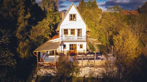 Chillinn Bikavér Cottage Eger — 4-Star Luxury Hotel in Eger, Hungary