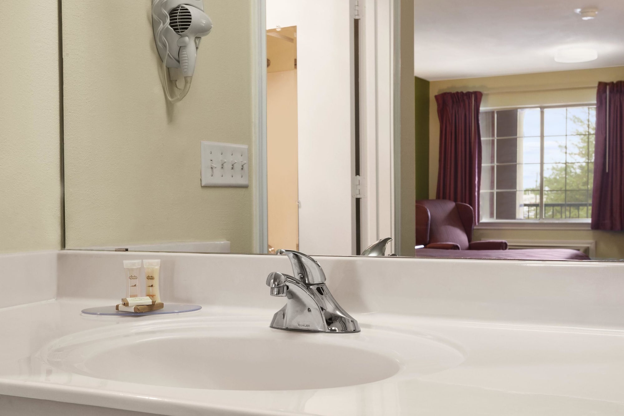 Howard Johnson by Wyndham Grand Prairie Near Lone Star Park - photo 2