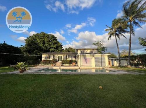 Villa Rustica 5 Bedroom 3 Bath with Pool Next to River 1800 — 4-Star Luxury Hotel in Miami, United States