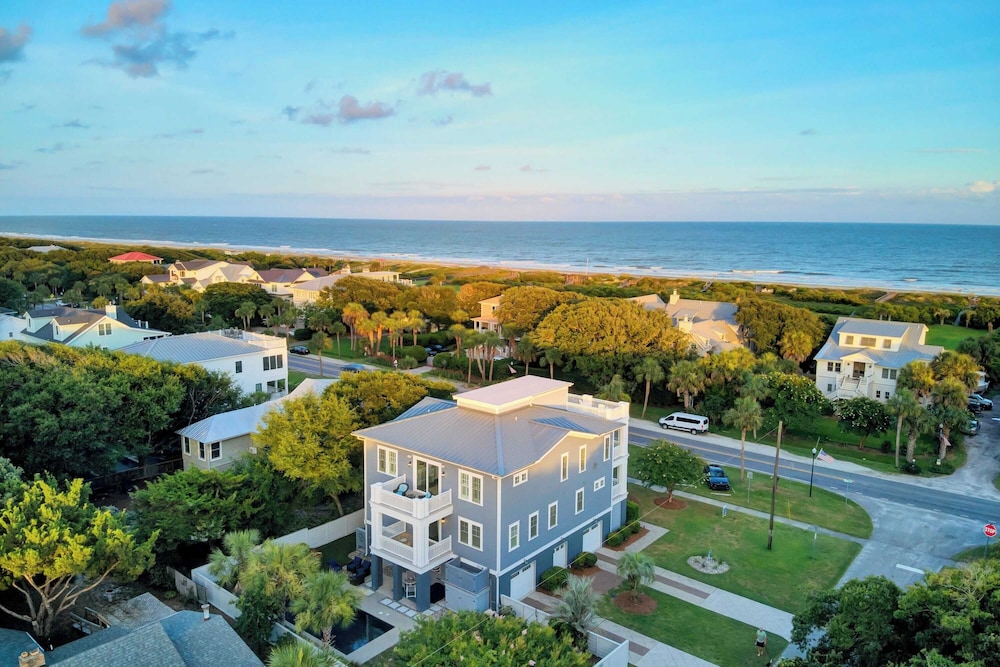Blue Heron Manor by Avantstay Ocean View Saltwater Pool in Isle Of Palms, United States