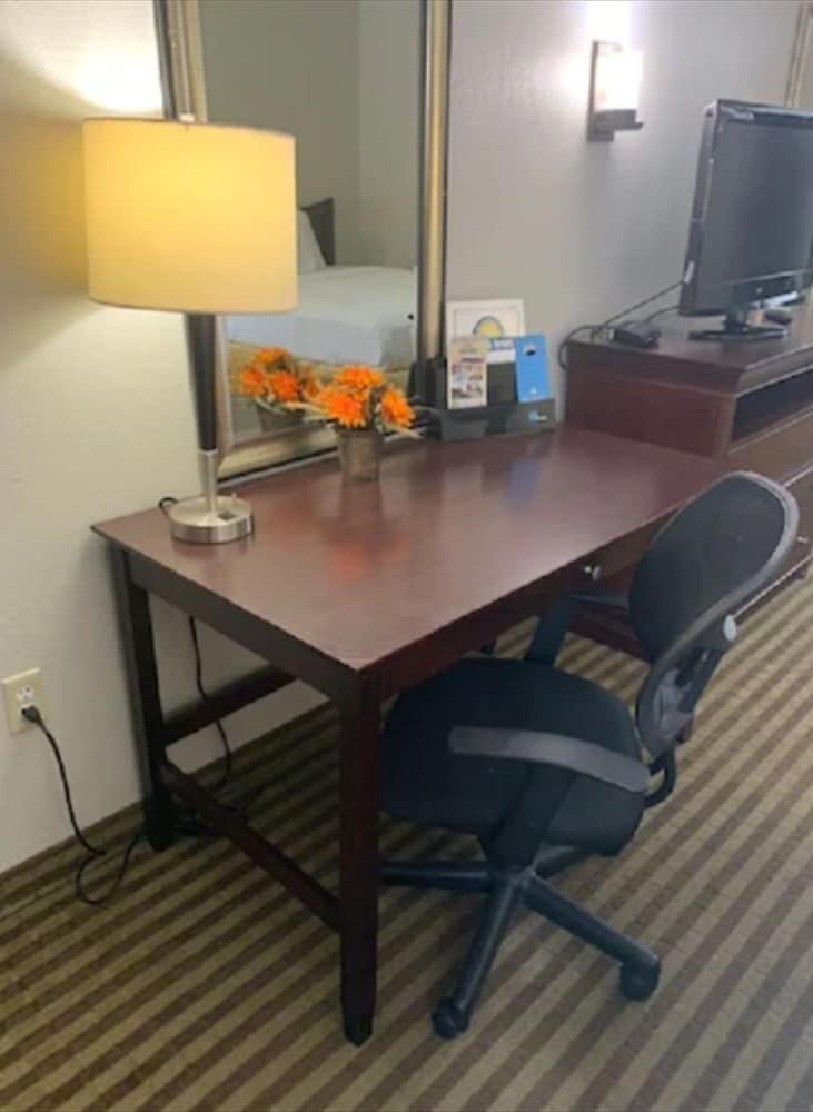 Days Inn by Wyndham Ocean Springs - photo 5