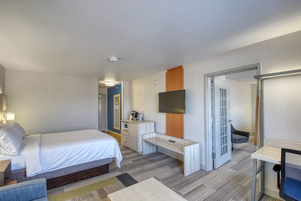 Holiday Inn Express Hotel & Suites Milwaukee Airport by IHG - photo 27