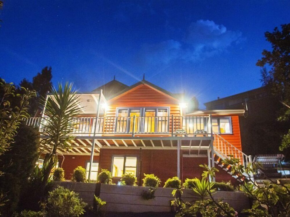Artee House A Bright Escape — 4-Star Luxury Hotel in Bright, Australia