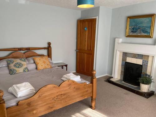3 Bedroom Cottage Sleeps 5 Village Location
