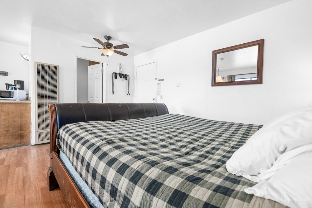 Big Bear Lakefront Lodge - photo 36