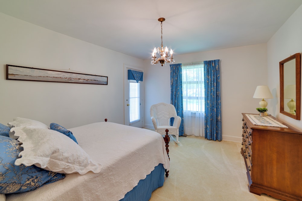 Fifties Beaufort Home with Patio On Newport River — 4-Star Luxury Hotel in Beaufort, United States