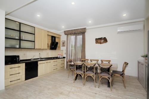 RestCoast Villa