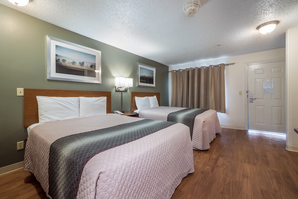 HomeTowne Studios by Red Roof Orlando South - photo 13