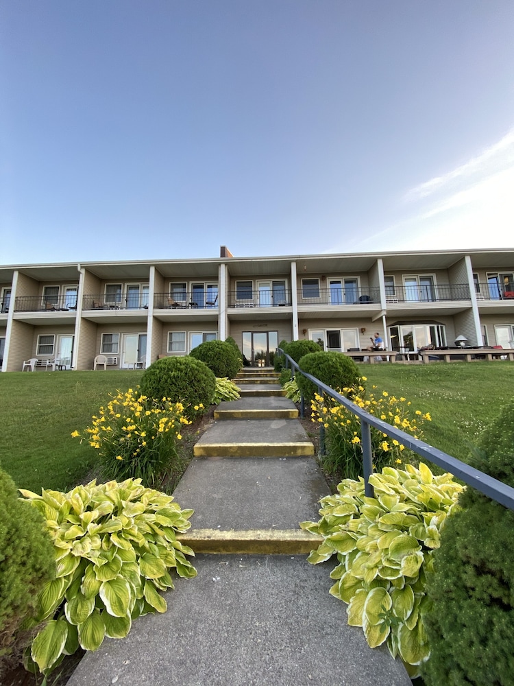 Fleetwood Inn & Suites - photo 34