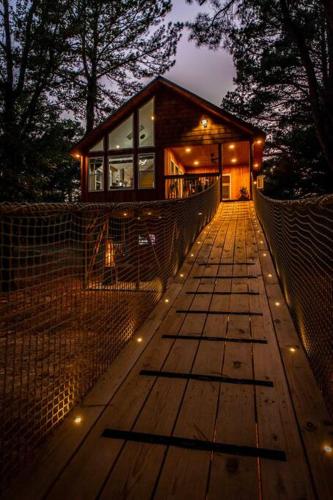 Romantic getaway in the treetops — hotel in Cabot
