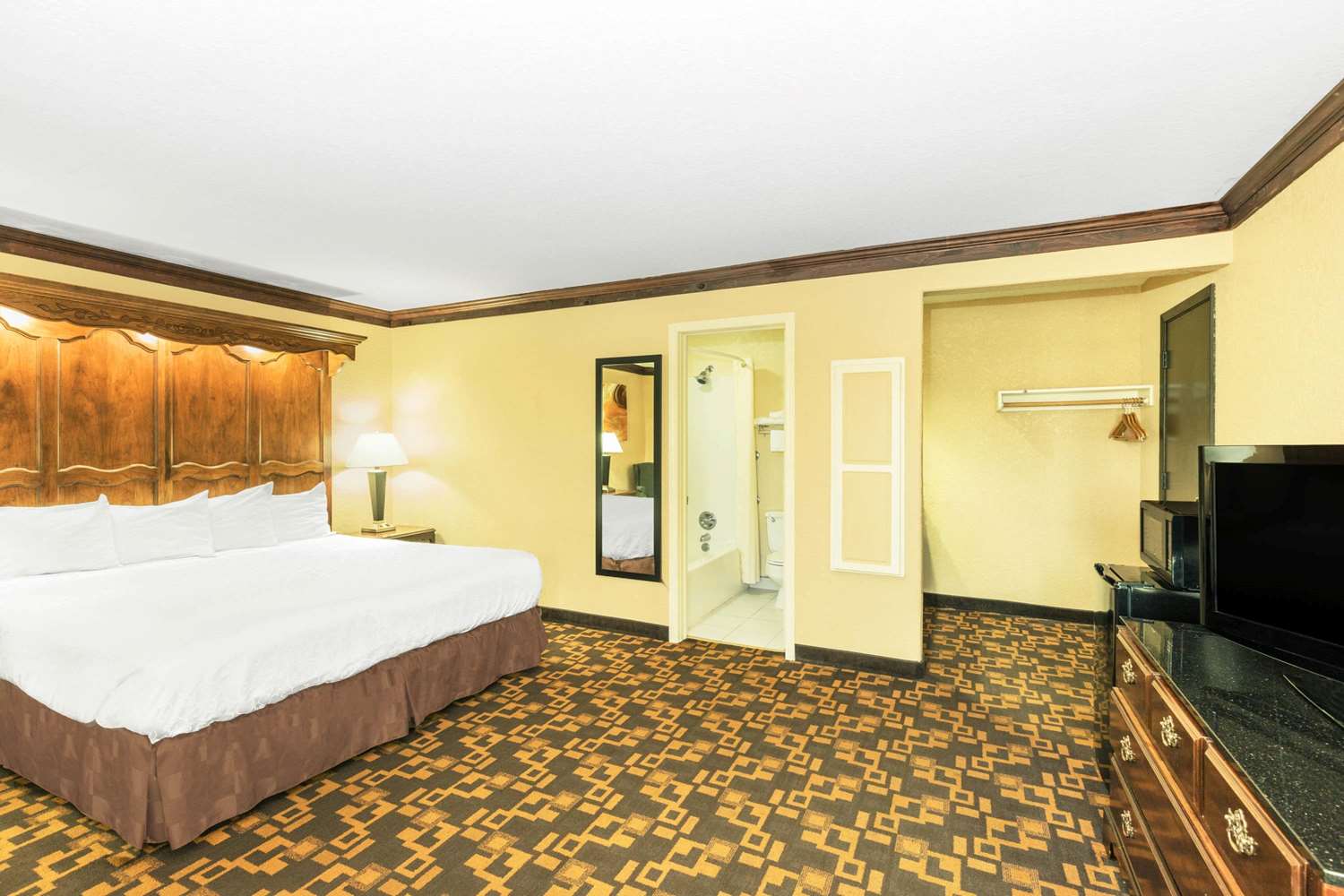 Days Inn and Suites by Wyndham Coralville Iowa City - photo 6