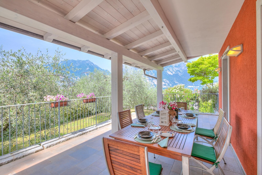 Villa Il Paradiso Di Gabri Happy Rentals — 4-Star Luxury Hotel in Nago-Torbole, Italy
