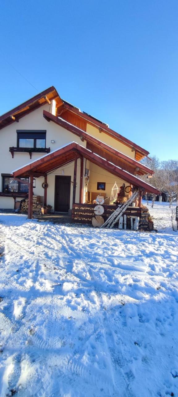 Cottage in traditional village Bradulet Arges county — 4-Star Luxury Hotel in Bradulet, Romania