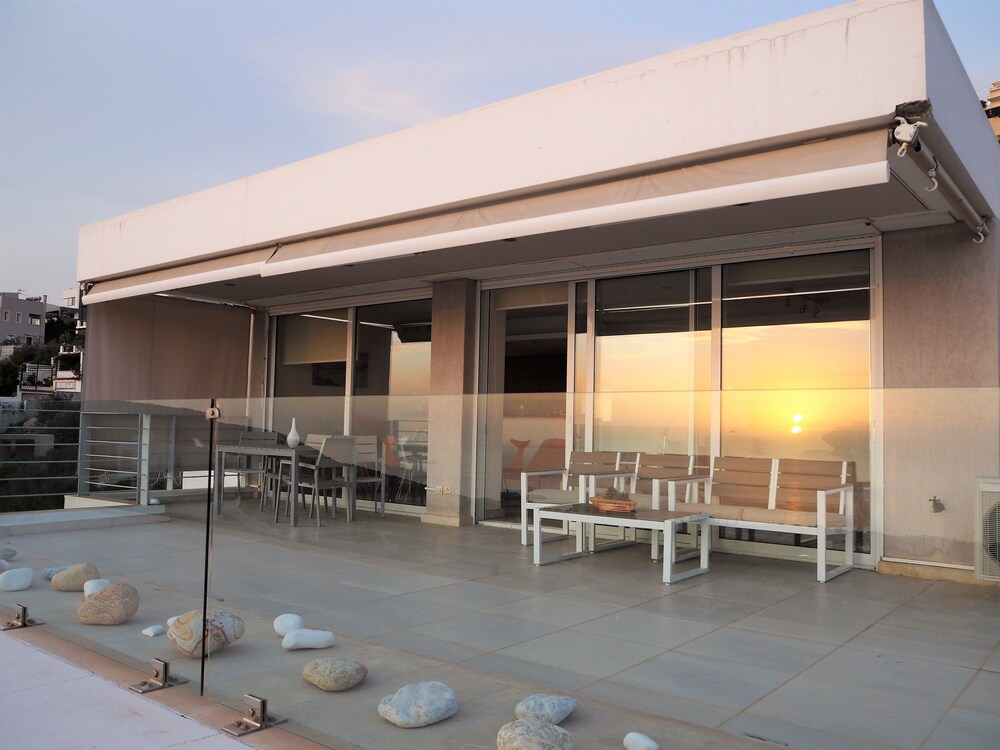 Villa Aphrodite — 4-Star Luxury Hotel in Saronida, Greece