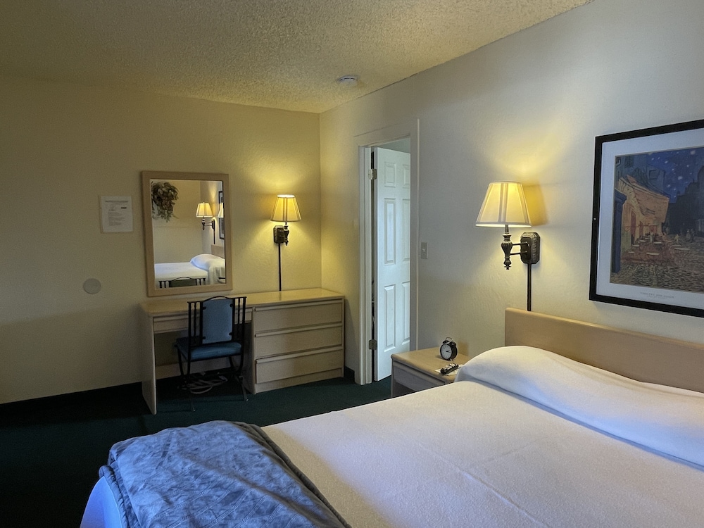 Crown Motel and Family Resort - photo 2