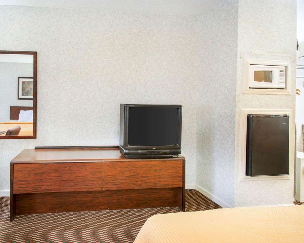 Econo Lodge Troy - photo 15