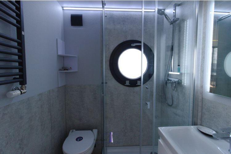 Hausboot Fjord Auriga mit Biosauna in Wendtorf — 4-Star Luxury Hotel in Wendtorf, Germany