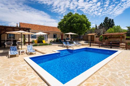 MY DALMATIA Holiday home Burgija with private swimming pool — 4-Star Luxury Hotel in Benkovac, Croatia