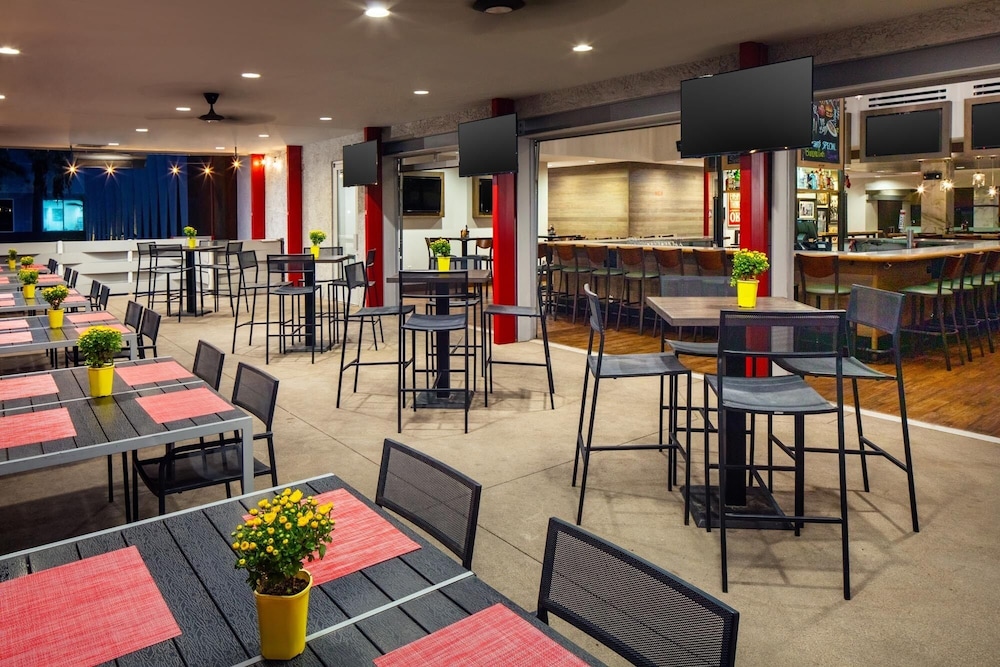 Holiday Inn & Suites Phoenix Airport North by IHG - photo 42